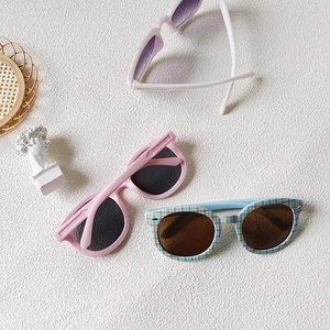 Lunettes de soleil tendance pour enfants en bleu, rose et blanc avec protection UV