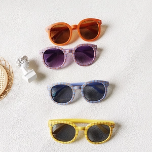 Lot de quatre lunettes de soleil rondes pour enfants avec motifs à carreaux tendance
