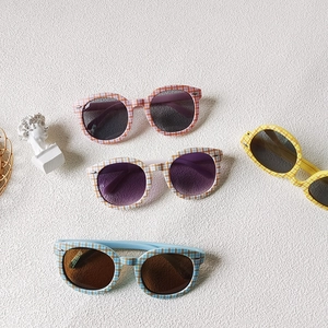 Lunettes de soleil rondes pour enfants avec monture à carreaux en couleurs assorties