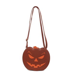 Détail de la texture du sac citrouille marron en similicuir avec motif orange festif