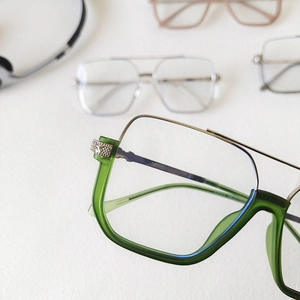 Stylish square double-bridge sunglasses with green frame and blue anti-UV lenses