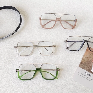 Trendy large-frame sunglasses in four colors with vintage metal embossed details
