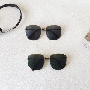 Oversized retro sunglasses with gold metal frame and dark lenses for men and women