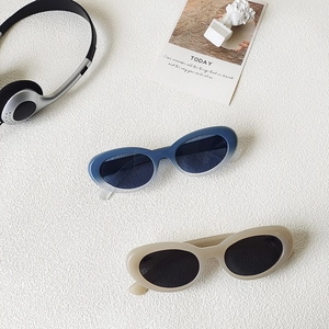 Occhiali da sole ovali retrò con montature blu sfumato e beige in stile Y2K
