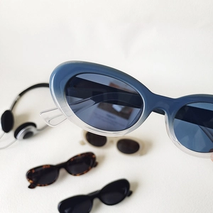 Occhiali da sole ovali cat-eye con montatura sfumata blu-bianca e lenti grigio scuro donna