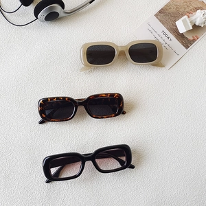 Lunettes de soleil rétro carrées pour femmes en beige, écaille et noir