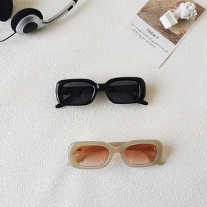 Lunettes de soleil rétro carrées pour femmes avec montures épaisses et verres teintés à plat