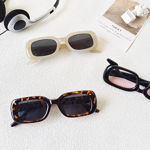 Lunettes de soleil rétro carrées pour femmes en beige, imprimé léopard et noir classique