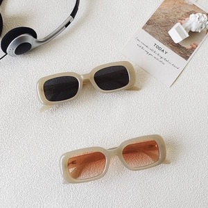 Lunettes de soleil vintage rectangulaires avec monture beige et verres noirs ou orange