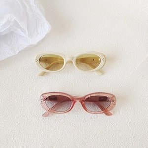 Occhiali da sole ovali vintage con rivetti a tre punti in crema e rosa glitterato