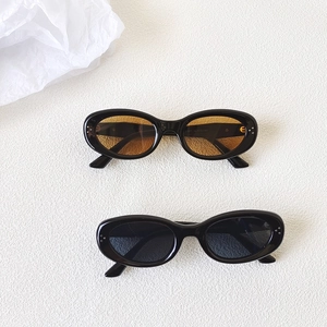 Occhiali da sole ovali vintage montatura nera e lenti colorate in stile retrò anni 90