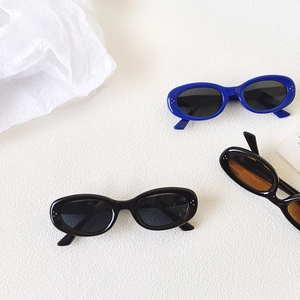Occhiali da sole ovali retrò in blu, nero e marrone con accenti in metallo a tre punti