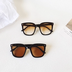 Retro square oversized sunglasses with star rivets and gradient tea lenses for women