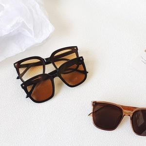 Fashionable oversized square sunglasses with gradient lenses and star rivet accents
