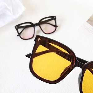 Chic oversized sunset sunglasses with gradient lenses and star-shaped metal accents