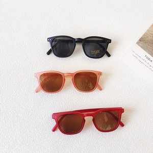 Vintage Kinder-Sonnenbrille mit UV400-Schutz in Schwarz, Orange und Rot, quadratisch