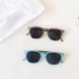 Details von Retro-Kinder-Sonnenbrillen in Matt-Optik mit UV400-Schutz auf weißem Grund
