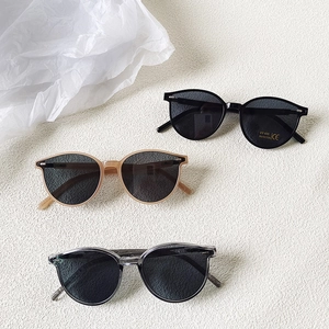 Lunettes de soleil enfant UV400 stylées en noir, thé et gris avec monture légère