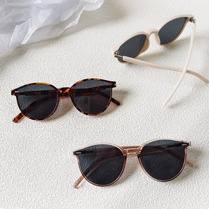 Lunettes de soleil enfant tendance en écaille, beige et thé transparent avec verres noirs