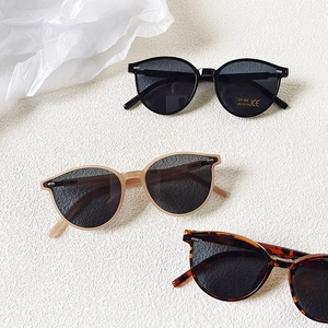 Détails de lunettes de soleil UV400 pour enfants en noir, abricot et écaille de tortue