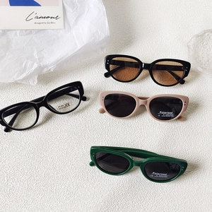 Kids vintage cat-eye sunglasses with UV400 polarized lenses and decorative metal rivets