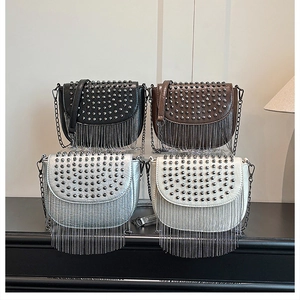 Détails de sacs selle à rivets avec franges métalliques en noir, brun, argent et beige