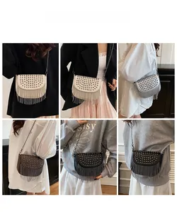 Vues multiples du sac selle à rivets avec franges métalliques et bandoulière chaîne