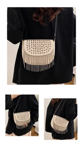 Détail du sac selle crème avec clous argentés et longues franges en chaîne métal