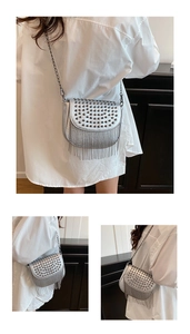 Détail du sac bandoulière argenté à rivets avec franges métalliques et style punk chic