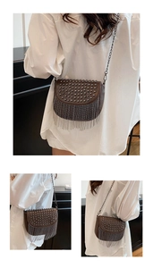 Vue détaillée du sac besace en cuir marron avec clous argentés et longues franges