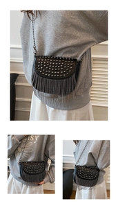 Détail du sac bandoulière punk noir avec clous argentés et longues franges métalliques