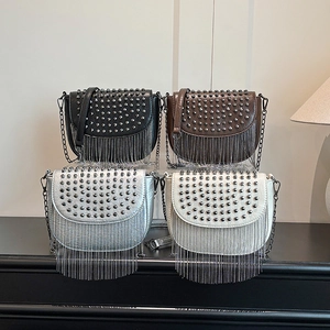 Sacoche selle tendance avec franges et rivets en noir, marron, argent et blanc