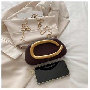 Bolso bandolera de cuero PU marrón oscuro con asa de anillo de metal dorado grande