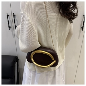 Detalle del bolso bandolera de cuero PU marrón oscuro con asa grande de anillo en C dorado