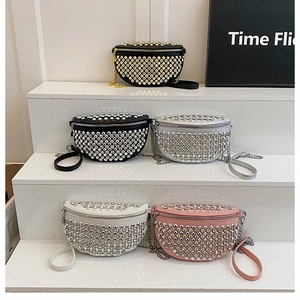 Présentation multicolore de sacs de poitrine à strass avec bandoulières en cinq couleurs