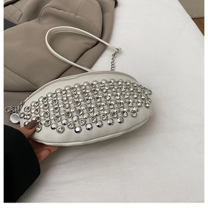 Détail du sac lune blanc avec strass brillants et bandoulière en chaîne argentée