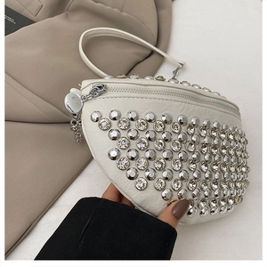 Détail du sac demi-lune en cuir blanc orné de strass brillants et de clous argentés