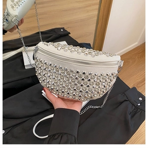 Détail du sac demi-lune en cuir blanc avec des ornements denses de strass argentés