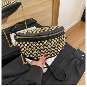 Gros plan détaillé du sac croissant noir avec clous dorés et strass étincelants