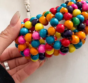 Dettaglio delle perline di legno colorate fatte a mano di questa borsa a tracolla estiva
