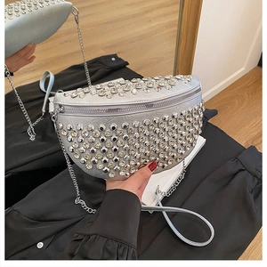 Détail du sac banane argenté orné de strass avec chaîne métallique et fermeture éclair