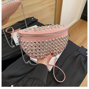 Détail du sac banane en cuir rose orné de strass brillants et bandoulière chaîne