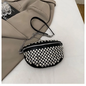 Vue détaillée du sac lune noir avec strass argentés posé sur une surface blanche