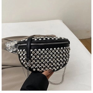 Vue détaillée du sac banane noir en forme de croissant avec strass argentés et chaîne métal
