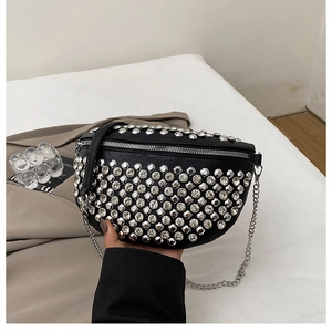 Détail du sac banane croissant noir avec strass argentés brillants et chaîne en métal