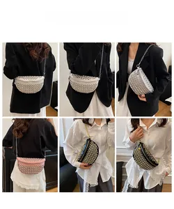 Collage de sacs bandoulière croissant à clous en blanc argent rose et noir