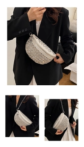 Détail du sac banane en cuir blanc avec clous métalliques argentés et chaîne
