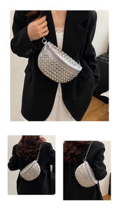 Vues détaillées du sac demi-lune argenté avec strass brillants et bandoulière chaîne