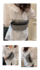 Détails du sac de poitrine en similicuir noir avec rivets argentés et chaîne en métal