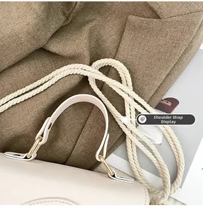 Détail du sac en cuir crème avec bandoulière en corde tressée et boucles dorées chic